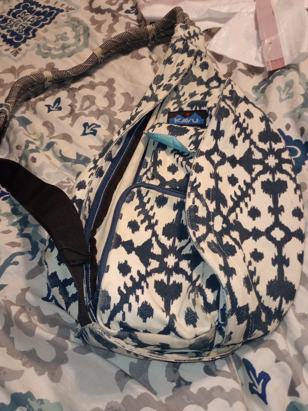Kavu Men’s White & Navy Patterned Sling Bag